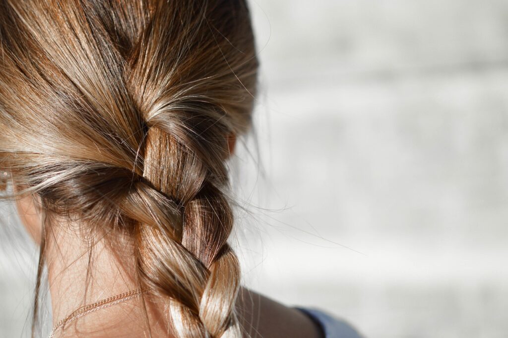 comment couvrir les cheveux blancs